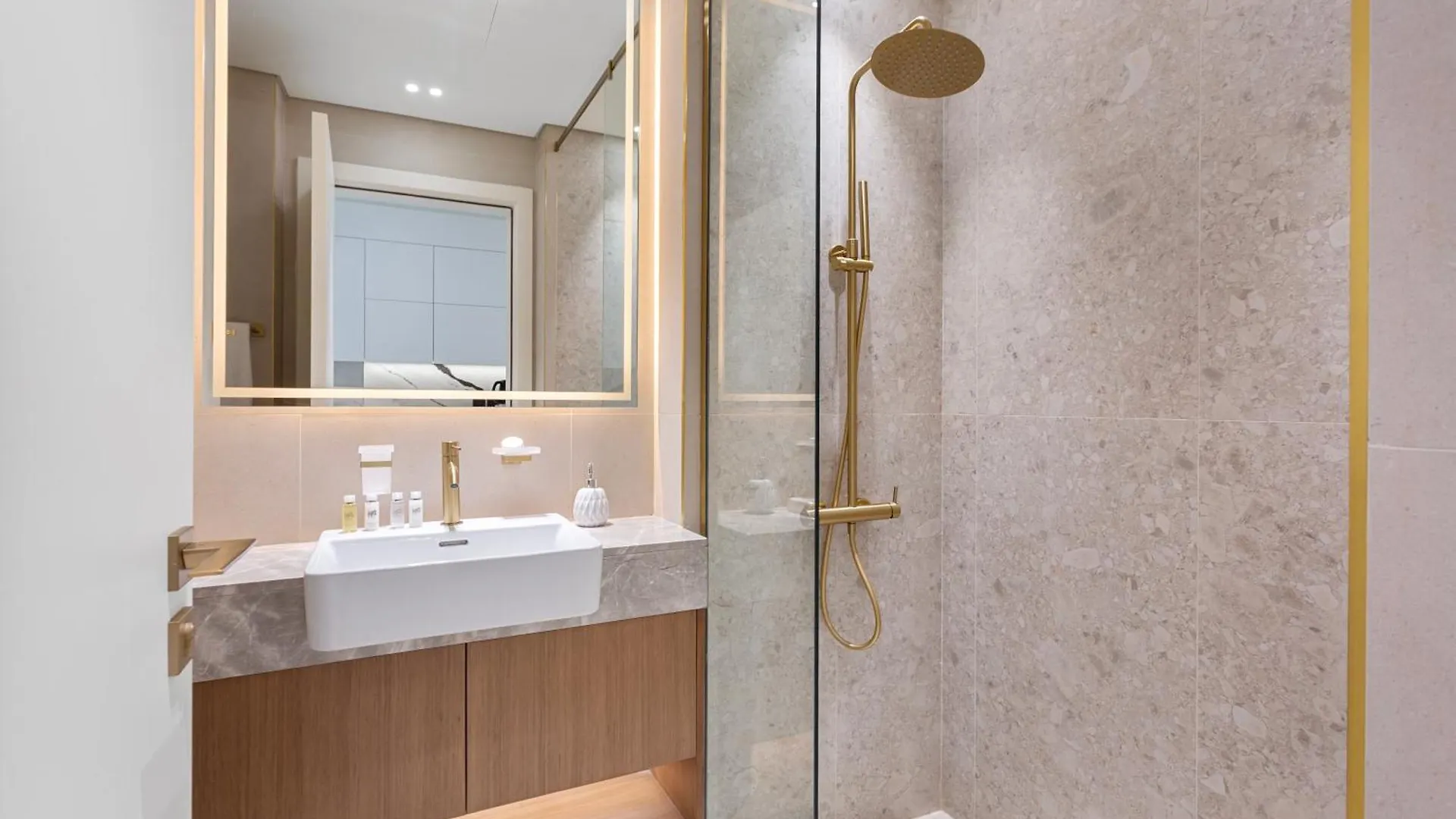 Stunning Studio With Private Jacuzzi In Trillionaire Dubai