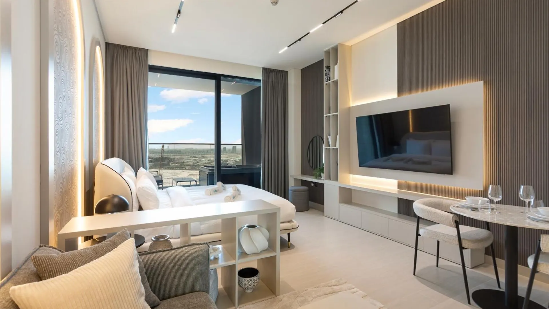 Stunning Studio With Private Jacuzzi In Trillionaire Dubai